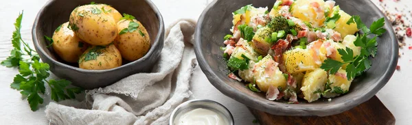 Bol Salade Pommes Terre Chaudes Avec Bacon Sur Fond Blanc — Photo