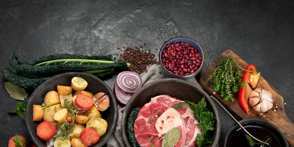 牛肉と料理のための新鮮な野菜 トップビュー 暗い背景に健康と食事の食品の概念 スペースのコピー — ストック写真