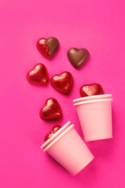 Embrulhado Desembrulhado Coração Forma Doces Chocolate Folha Vermelha Fundo Rosa — Fotografia de Stock