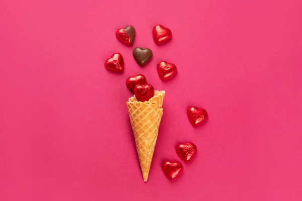 Zabalené Rozbalené Čokoládové Bonbóny Tvaru Srdce Červené Fólii Růžovém Pozadí — Stock fotografie