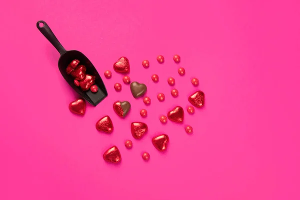 Embrulhado Desembrulhado Coração Forma Doces Chocolate Folha Vermelha Fundo Rosa — Fotografia de Stock