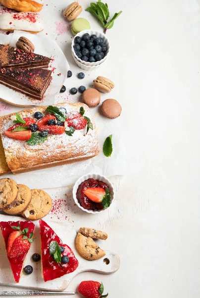 Tavolo Dessert Con Snack Tutti Tipi Sfondo Chiaro Una Barretta — Foto Stock