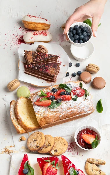 Desserttafel Met Allerlei Snacks Lichte Ondergrond Snoepreep Feestconcept Bovenaanzicht Vlak — Stockfoto