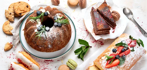 白い背景に果物のトッピングとケーキ ケーキ お菓子 クッキーの様々なデザートテーブル トップ表示 — ストック写真