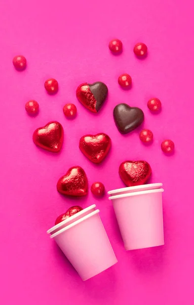 Paketlenmiş Açılmamış Kalp Şeklinde Çikolata Şekerlemeleri Pembe Arka Planda Kırmızı — Stok fotoğraf