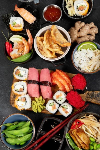 Mâncăruri Tradiționale Japoneze Fundal Negru Vedere Sus — Fotografie, imagine de stoc