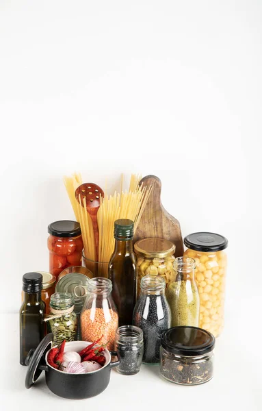 粮食供应危机粮食储备 不同的玻璃瓶与谷物 意大利面 罐装食品白色背景 — 图库照片