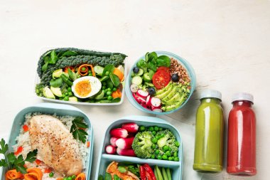 Konteynırlardaki farklı sağlıklı yemek türleri, paket servis menüsü, üst görünüm, kopyalama alanı