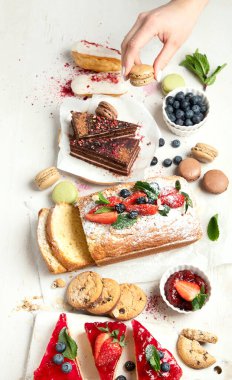 Hafif arka planda her türlü abur cubur olan tatlı masası. Çikolata. Kutlama konsepti. Üst manzara, düz uzanma.