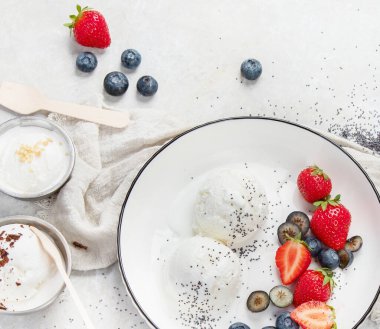 Tarafsız arka planda dondurma çeşitleri. Gurme yaz tatlısı. Üst görünüm, alanı kopyala