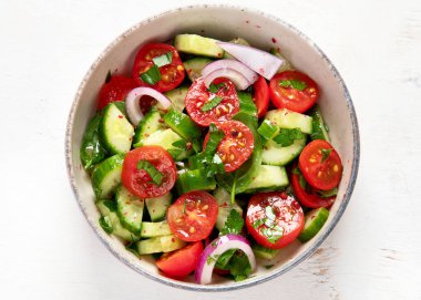 Hafif arka planda taze salata. Üst görünüm