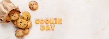 Ulusal kurabiye günü, çikolatalı kurabiye, bisküvi, kurabiye günü posteri, 4 Aralık, beyaz arka planda Amerikan yemeği tatili. Boşluğu kopyala.