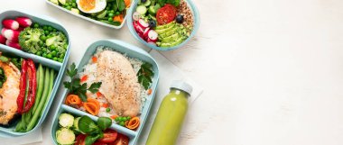 Konteynırlardaki farklı sağlıklı yemek türleri, paket servis menüsü, üst görünüm, kopya alanı, panorama, pankart