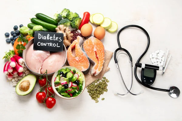 Horní Pohled Zdravé Jídlo Talíři Stetoskopem Cholesterolovou Dietou Diabetem Bílém — Stock fotografie