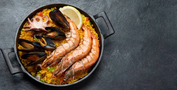 Spanya Nın Klasik Yemeği Geleneksel Tavada Deniz Ürünleri Paella Koyu — Stok fotoğraf