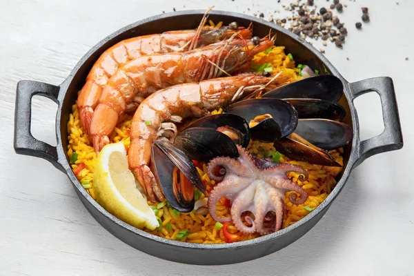 Spanya Nın Klasik Yemeği Beyaz Arka Planda Geleneksel Deniz Ürünleri — Stok fotoğraf
