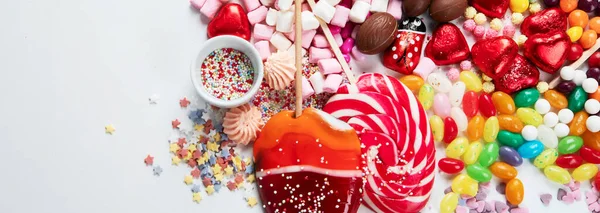 Beyaz Arka Planda Renkli Şeker Çeşitleri Üst Manzara Kopyalama Alanı — Stok fotoğraf