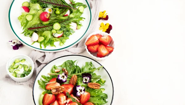 Finom Tavaszi Saláták Ehető Virágokkal Zöldségekkel Gyümölcsökkel Mikrozöldséggel Sajttal Fehér — Stock Fotó