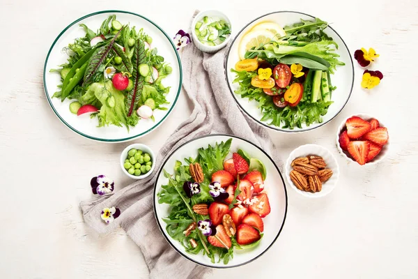白い背景に食用の花 マイクログリーンとチーズとおいしい春のサラダ 清潔で健康的な食事のコンセプト トップ表示 — ストック写真