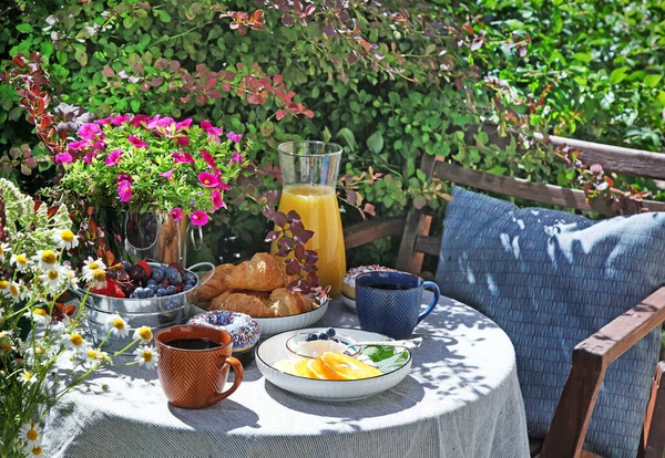Śniadanie Kontynentalne Stole Ogrodowym Styl Życia Wsi Lub Koncepcja Weekendowego — Zdjęcie stockowe