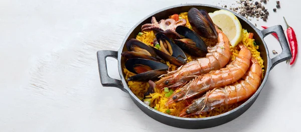 Spanya Nın Klasik Yemeği Beyaz Arka Planda Geleneksel Deniz Ürünleri — Stok fotoğraf