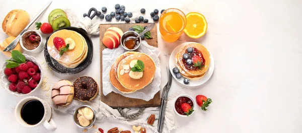 Kontinentales Frühstück Kaffee Marmelade Pfannkuchen Maffins Weißer Hintergrund Familienfrühstückstisch Ansicht — Stockfoto