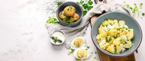 Σαλάτα Πατάτες Αυγά Πράσινα Κρεμμύδια Και Μαγιονέζα Ένα Πιάτο Λευκό — Φωτογραφία Αρχείου