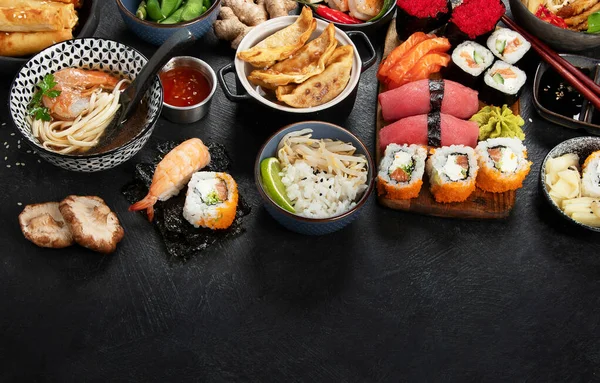 Традиционные Блюда Японской Кухни Черном Фоне Вид Сверху Копировальное Пространство — стоковое фото