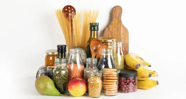 粮食供应危机粮食储备 不同的玻璃瓶与谷物 意大利面 罐装食品白色背景 — 图库照片