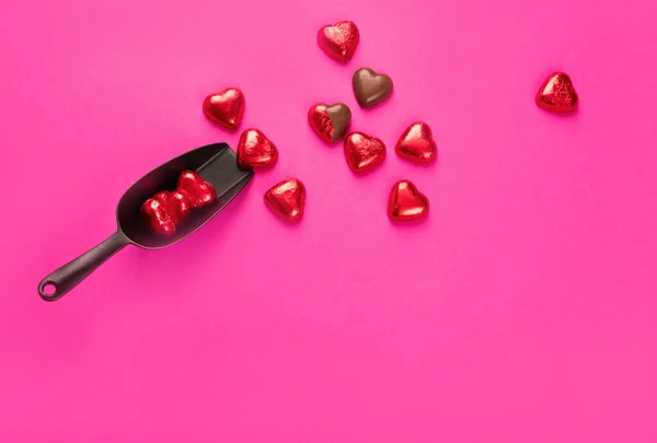 Zabalené Rozbalené Čokoládové Bonbóny Tvaru Srdce Červené Fólii Růžovém Pozadí — Stock fotografie
