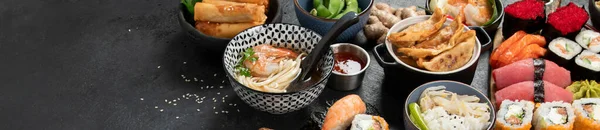 Tradiční Japonské Jídlo Pokrmy Černém Pozadí Horní Pohled Kopírovací Prostor — Stock fotografie