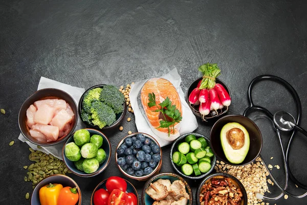 Sağlıklı Bir Kalp Konsepti Için Yiyecek Siyah Arka Planda Steteskop — Stok fotoğraf