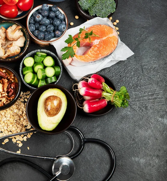Sağlıklı Kalp Konsepti Için Yiyecek Siyah Arka Planda Steteskop — Stok fotoğraf
