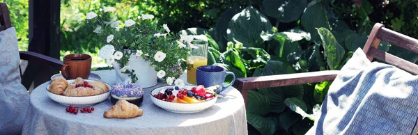 Pequeno Almoço Continental Mesa Jardim Estilo Vida Rural Conceito Manhã — Fotografia de Stock