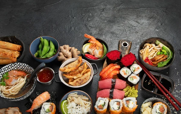 Tradiční Japonské Jídlo Pokrmy Černém Pozadí Horní Pohled Kopírovací Prostor — Stock fotografie