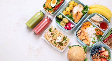 Sağlıklı yemek zayıflatma diyet planı günlük menü geçmişi, organik taze yemekler ve smoothie, çatal bıçak kağıt eko torba üzerinde yemek teslimatı kurye servisi olarak evde ofis konsepti, üst görünüm.