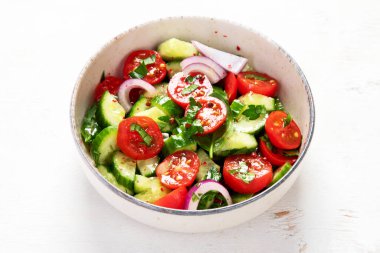 Hafif arka planda taze salata. Üst görünüm