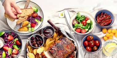 Aile yemeği ya da öğle yemeği. Masada bir sürü tabak var. Üst görünüm, alanı kopyala.