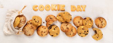 Ulusal kurabiye günü, çikolatalı kurabiye, bisküvi, kurabiye günü posteri, 4 Aralık, beyaz arka planda Amerikan yemeği tatili. Panorama.