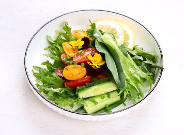 Bahar sebze salatası. Lezzetli sağlıklı yemek.. 