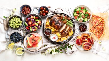 Aile yemeği ya da öğle yemeği. Masada bir sürü tabak var. Üst görünüm