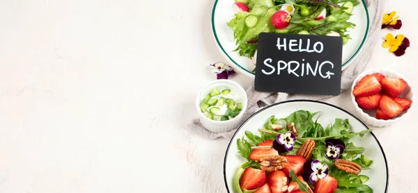 Pyszne Sałatki Wiosenne Jadalnymi Kwiatami Warzywami Owocami Mikrowarzywami Serem Białym — Zdjęcie stockowe