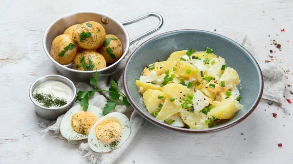 Σαλάτα Πατάτες Αυγά Πράσινα Κρεμμύδια Και Μαγιονέζα Πιάτο Λευκό Φόντο — Φωτογραφία Αρχείου