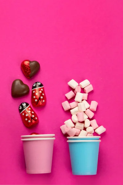 Caramelle Gelatina Dolce Multicolore Assortite Marshmallow Eco Tazze Sfondo Rosa — Foto Stock