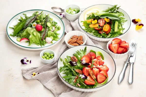 白い背景に食用の花 マイクログリーンとチーズとおいしい春のサラダ 清潔で健康的な食事のコンセプト トップ表示 — ストック写真