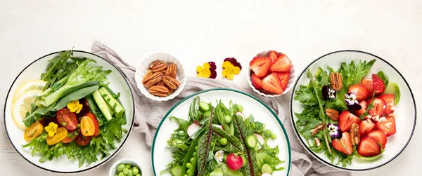 Köstliche Frühlingssalate Mit Essbaren Blumen Gemüse Obst Mikrogemüse Und Käse — Stockfoto