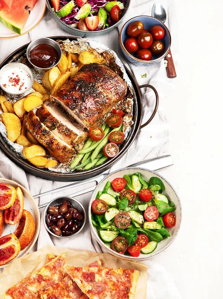 Familienessen Oder Mittagessen Viele Gerichte Auf Dem Tisch Ansicht Von — Stockfoto