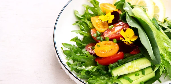 Jarní Zeleninový Salát Chutné Zdravé Jídlo Pohled Shora Kopírovat Spac — Stock fotografie