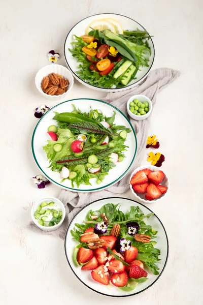 Deliciosas Ensaladas Primavera Con Flores Comestibles Verduras Frutas Microverduras Queso — Foto de Stock
