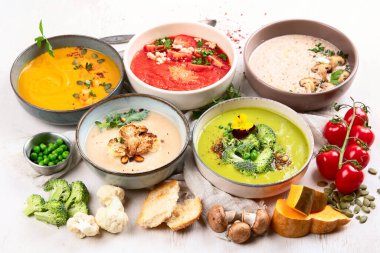 Küçük kaplarda kremalı sebze çorbası çeşitleri. Üst Manzara. Sağlıklı beslenme ya da vejetaryen yemeği kavramı.